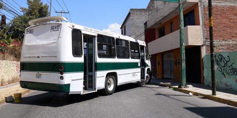Normalistas retienen unidades en inmediaciones del CRENO