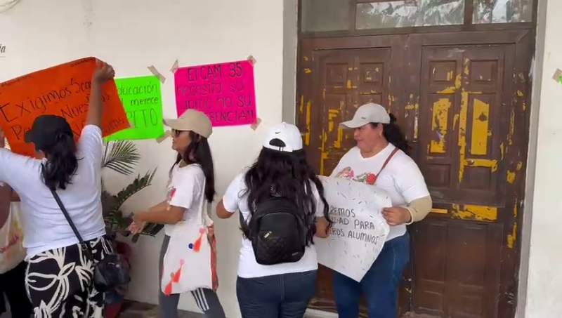 Padres de familia del CAM de Tehuantepec se manifiestan por inseguridad