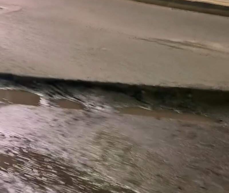 Piden atender un bache formado sobre Av. Universidad, por daños a los automovilistas