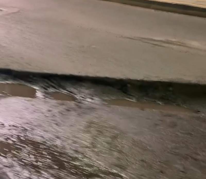 piden-atender-un-bache-formado-sobre-av-universidad-por-danos-a-los-automovilistas