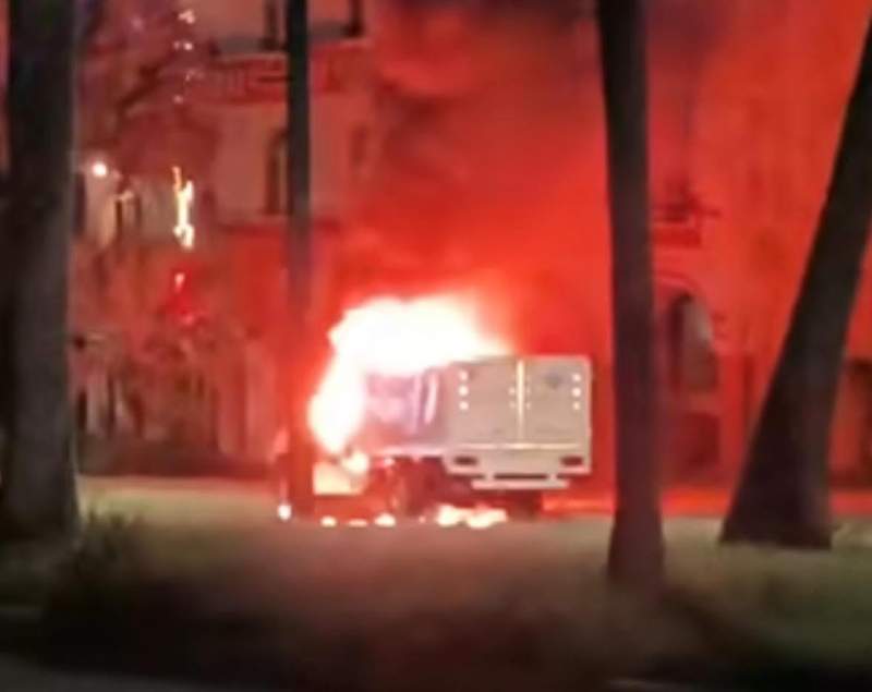 Se incendia camioneta en la Crucecita Huatulco