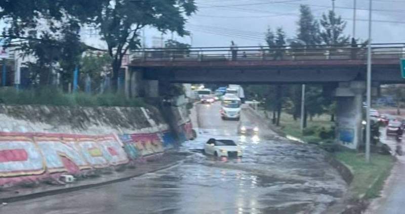 Se inunda un carril bajo el Puente Valerio Trujano por lluvias; hay vehículos retenidos