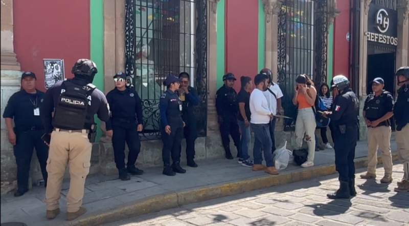 Motociclista atropella a elementos de la Policía Vial en el centro, pero olvida a su compañera