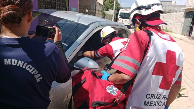 Hombre es ejecutado mientras manejaba su automóvil y choca con casa; ocurrió en San Jacinto Amilpas