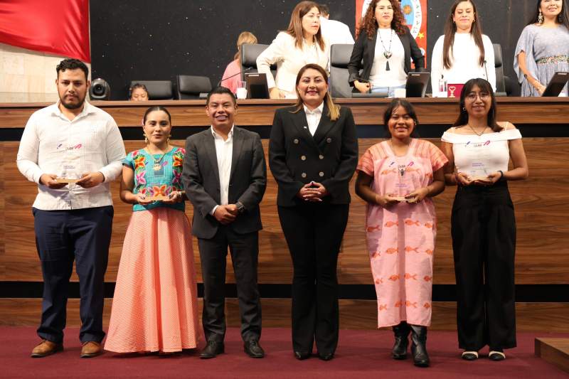 Realiza Daniela Taurino, junto al presidente de la JUCOPO premiación del concurso “Tu voz indígena en el Congreso”!