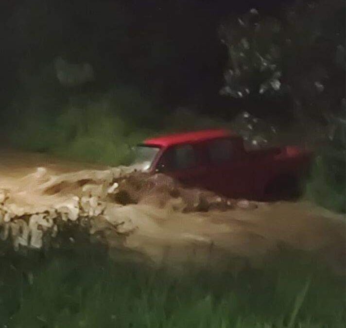 Hombre salva la vida luego que su camioneta fue arrastrada en Telixtlahuaca