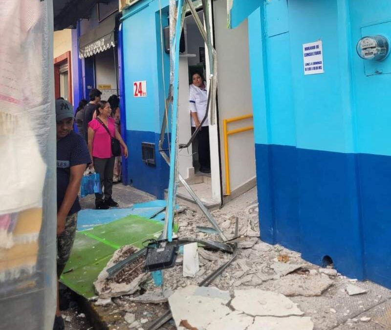 Se cae plafón de un negocio en el centro de la ciudad; no hay heridos