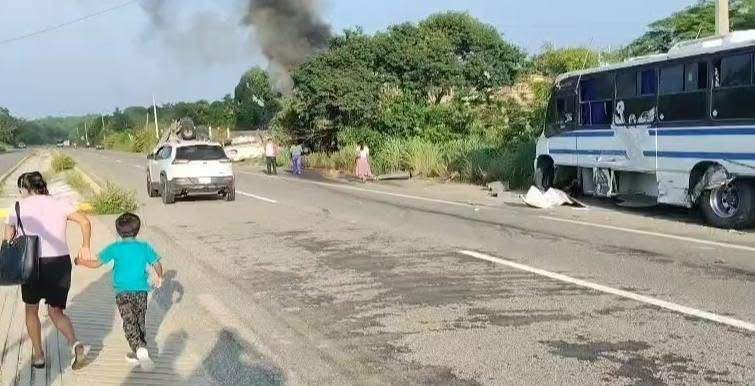 Varias personas lesionadas deja accidente de tráiler y un autobús en Santa María Tonameca