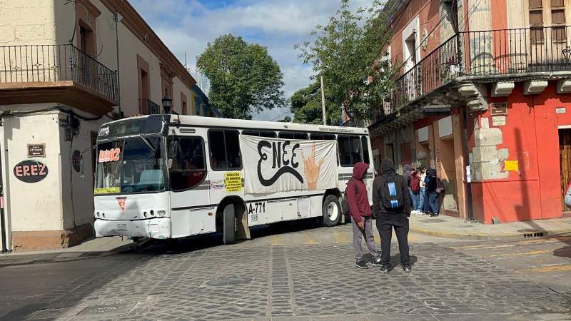 Bloquean normalistas en el centro de la Ciudad