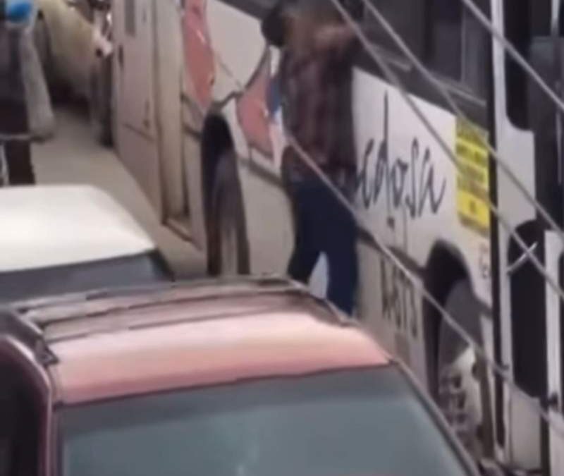 Hombre es captado robando en la Central de Abasto