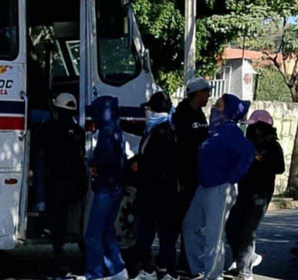 normalistas-retienen-autobuses-en-inmediaciones-del-creno-1