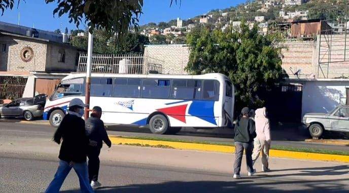 normalistas-retienen-autobuses-y-vehiculos-del-transporte-publico-en-inmediaciones-de-la-enepo