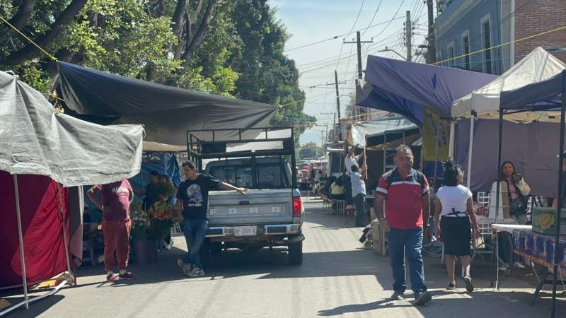 por-visita-a-panteones-cierran-sobre-la-calle-del-refugio-y-calzada-del-panteon-en-la-capital