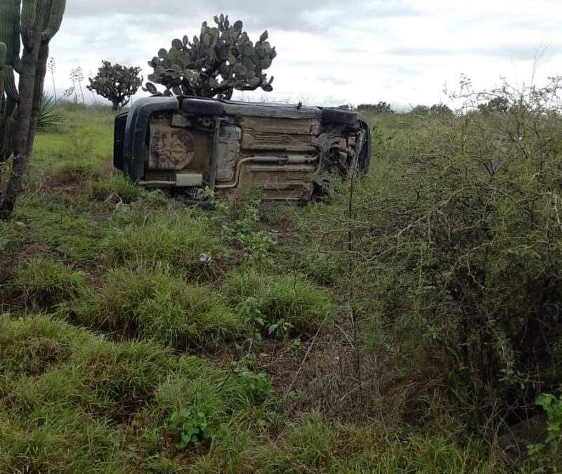 Se registra volcadura en carretera a Guelavia