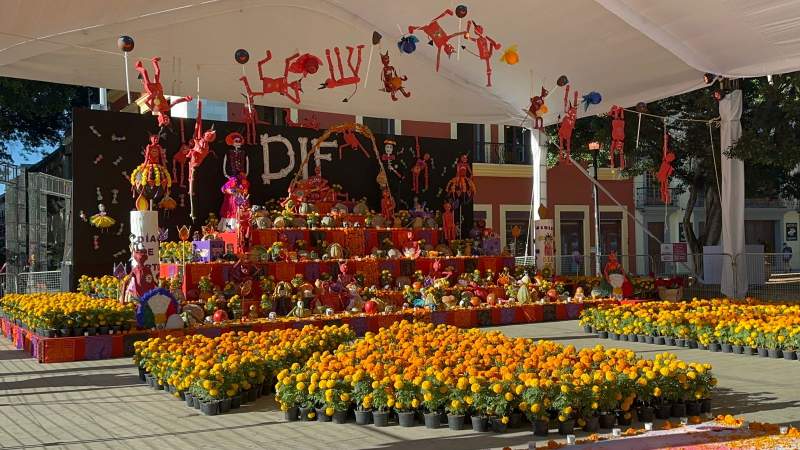 Tras salida de supervisores, adornan el Palacio de Gobierno; hoy será la verbena de Xandú