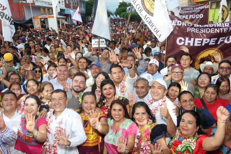 Juchitecos abrazan a su compañero de lucha Nino Morales