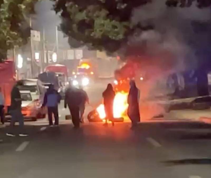 Vecinos de la Colonia Morelos impiden instalación de tianguistas en la zona; bloquean y queman llantas