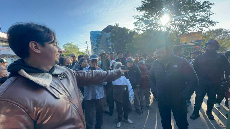 Vecinos de Morelos y Vasconcelos impiden instalación de tianguis; denuncian agresiones