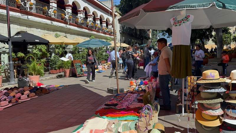 vendedores-ambulantes-se-instalan-en-el-zocalo-de-oaxaca