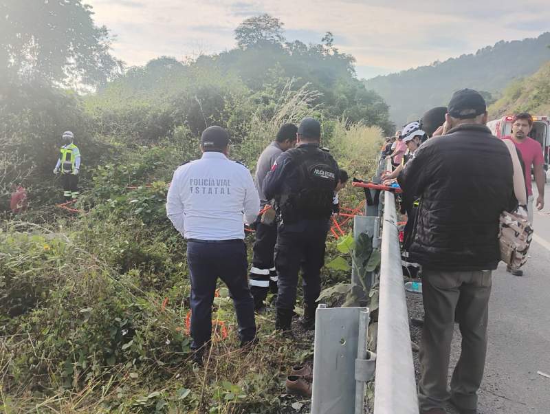 brinda-gobierno-de-oaxaca-atencion-en-accidente-registrado-en-la-carretera-barranca-larga-ventanilla