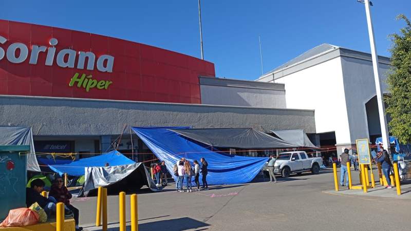 Mantienen maestros toma de plazas comerciales y casetas de peaje en Oaxaca