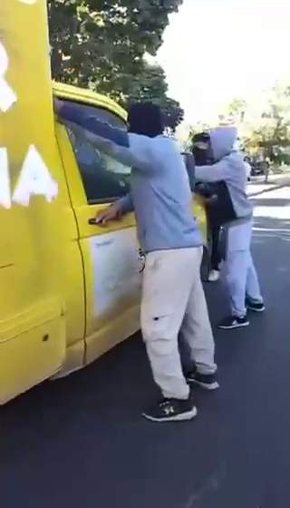 Presuntos normalistas retienen unidades de empresas trasnacionales al norte de la capital