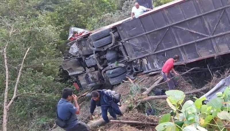 varias-personas-lesionadas-deja-accidente-en-la-autopista-oaxaca-costa-autobus-se-fue-a-un-barranco