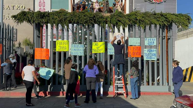 Burócratas continúan protestas con colocación de cartulinas