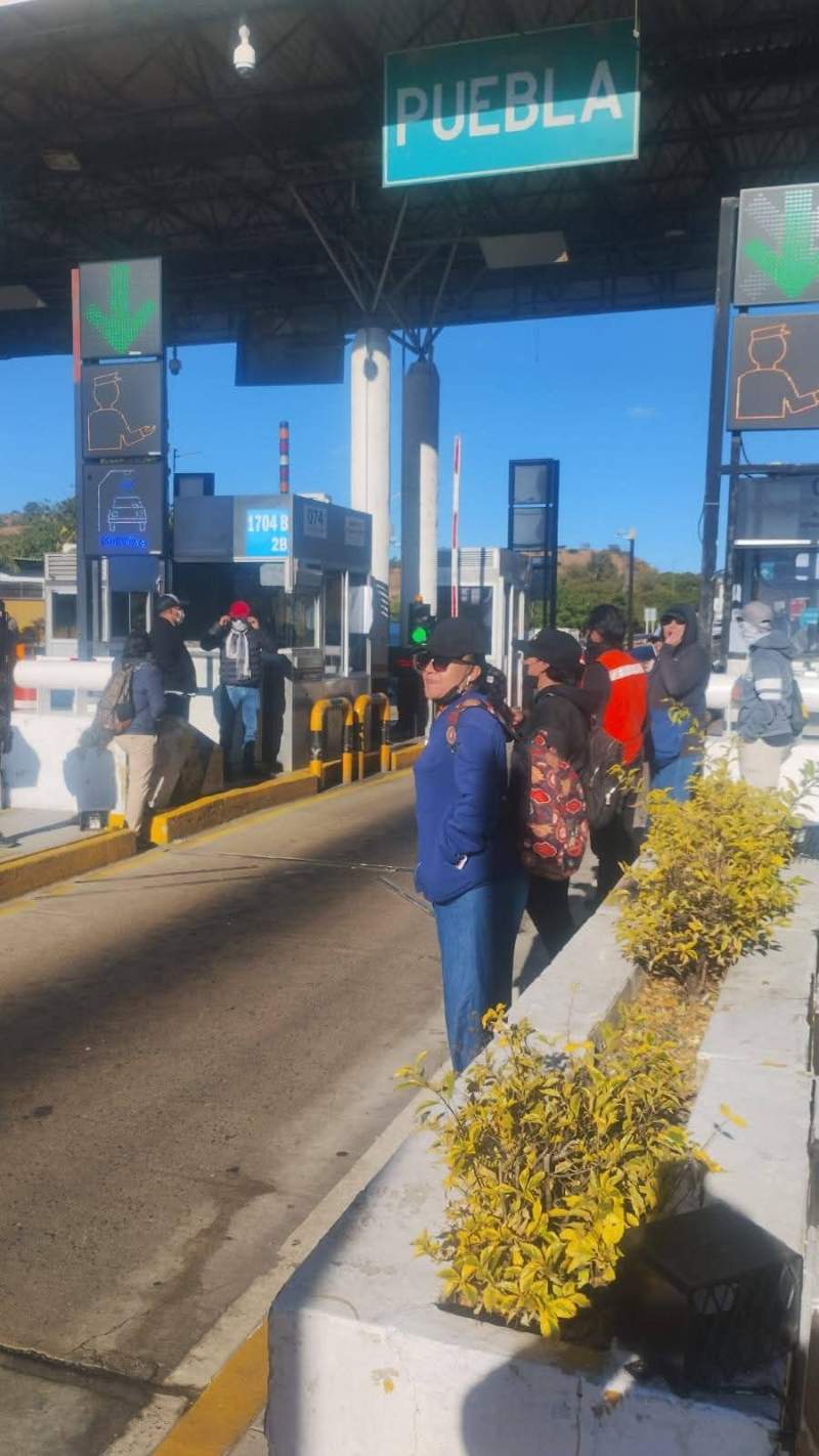 burocratas-toman-la-caseta-de-huitzo-y-exigen-derogacion-del-decreto-24