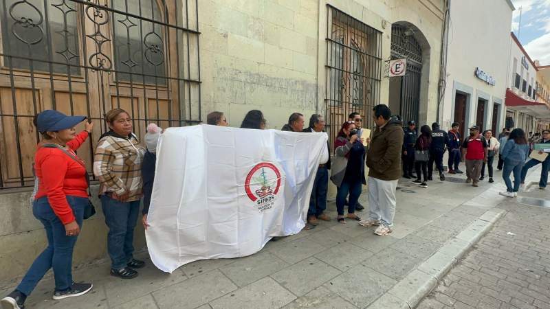 integrantes-de-sifeds-protestan-frente-a-palacio-de-gobierno-para-exigir-reconocimiento-pagos-y-bonos