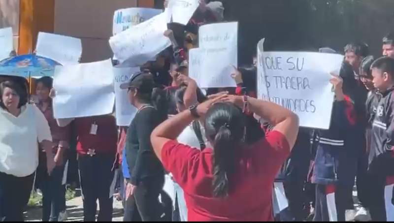 Maestros de la Técnica 203 protestan en el marco del informe del gobernador