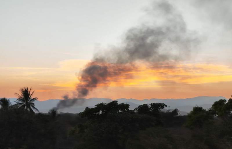 Más de 24 horas de trabajo para controlar incendio en bodega de plástico de Tehuantepec