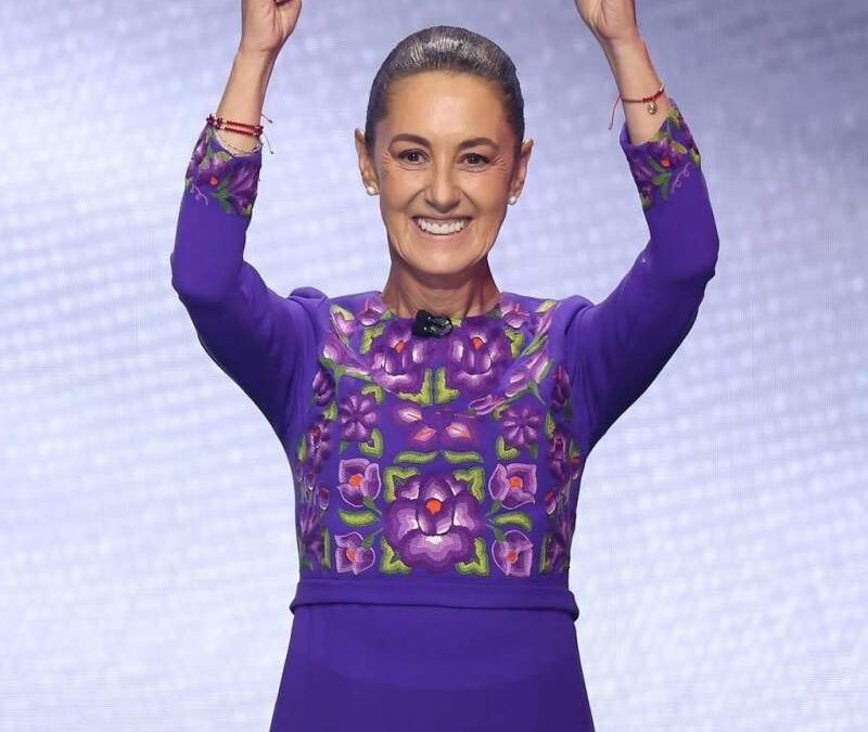 Oaxaqueña bordó el vestido que la presidenta Sheinbaum usó en el sorteo del mundial 2026