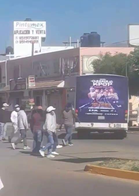 Presuntos normalistas retienen unidades del transporte público en Xoxo