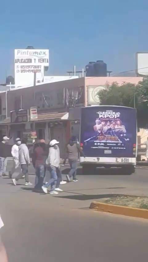 presuntos-normalistas-retienen-unidades-del-transporte-publico-en-xoxo