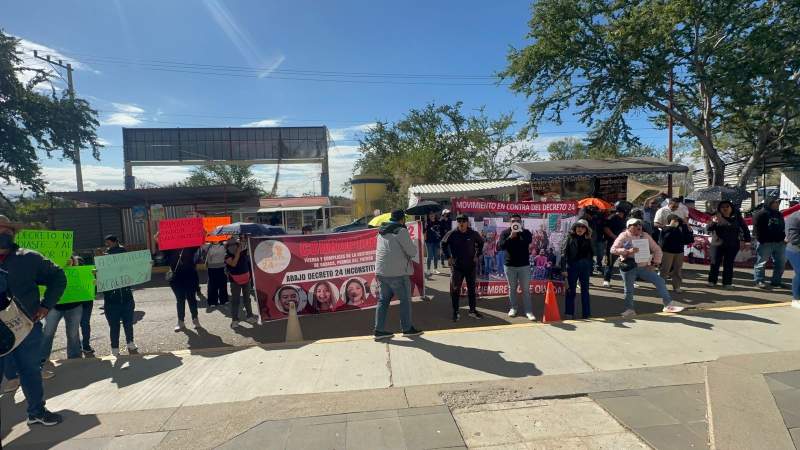 Protestan trabajadores sindicalizados de gobierno en el Congreso del Estado por el Decreto 24