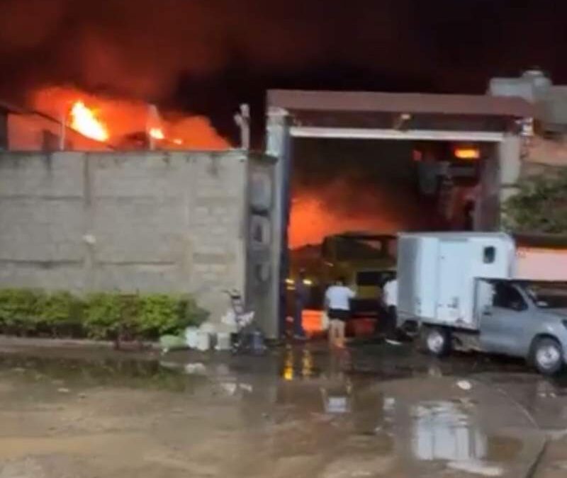 Se quema bodega de plástico en Tehuantepec