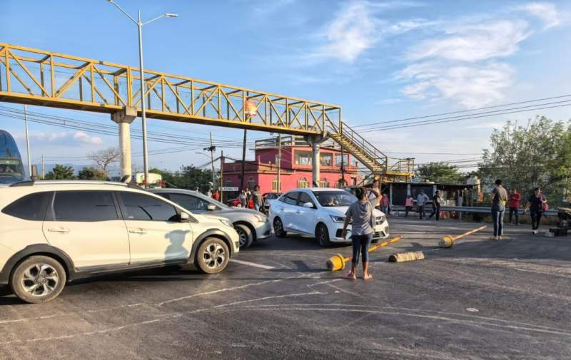 Se registra bloqueo en Tehuantepec; vecinos reportan falta de luz eléctrica