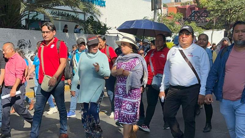 Sección 22 celebra a la CNTE con marcha; exigen respuestas a sus demandas