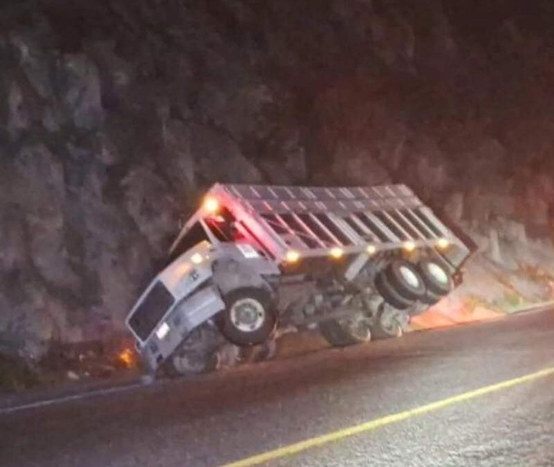 Solo daños materiales deja accidente sobre la Oaxaca – Cuacnopalan