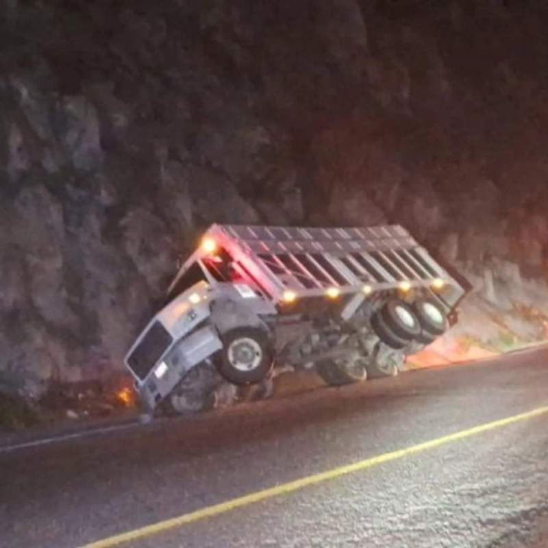 solo-danos-materiales-deja-accidente-sobre-la-oaxaca-cuacnopalan