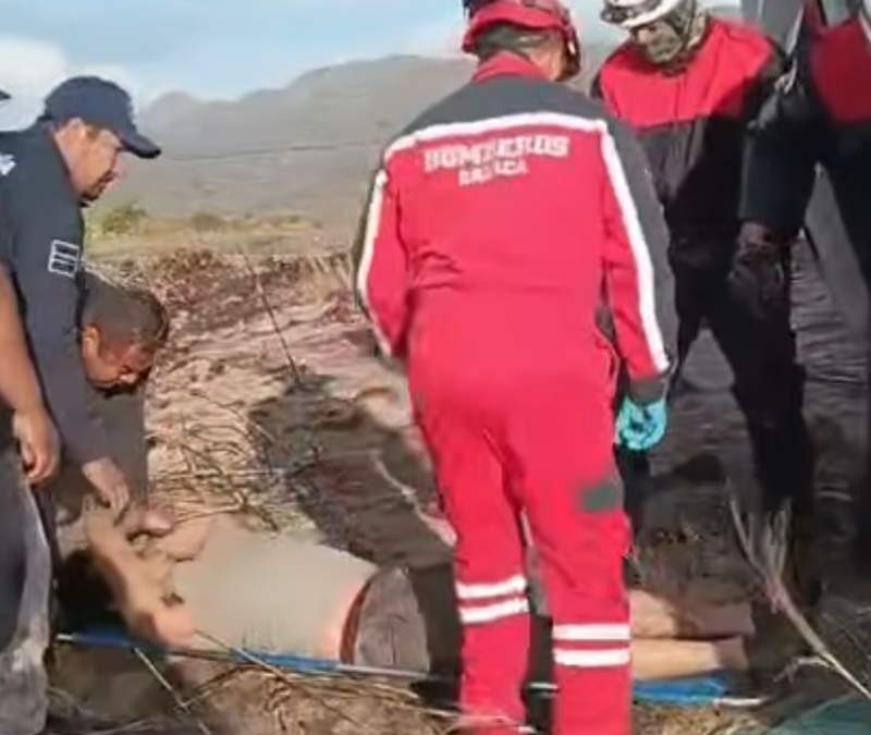 Trailero salva la vida al volcar su tráiler por rachas de viento en el Istmo