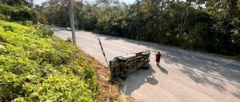 volcadura-en-huatulco-deja-dos-personas-lesionadas-y-danos-materiales