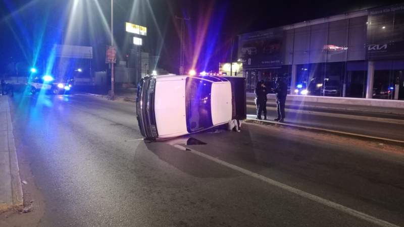 durante-la-madrugada-volco-una-camioneta-sobre-av-universidad-con-saldo-de-un-lesionado