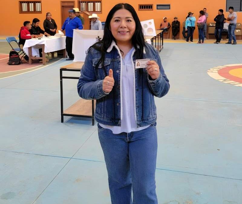 Tania Caballero Navarro emite su voto en jornada de Revocación de Mandato