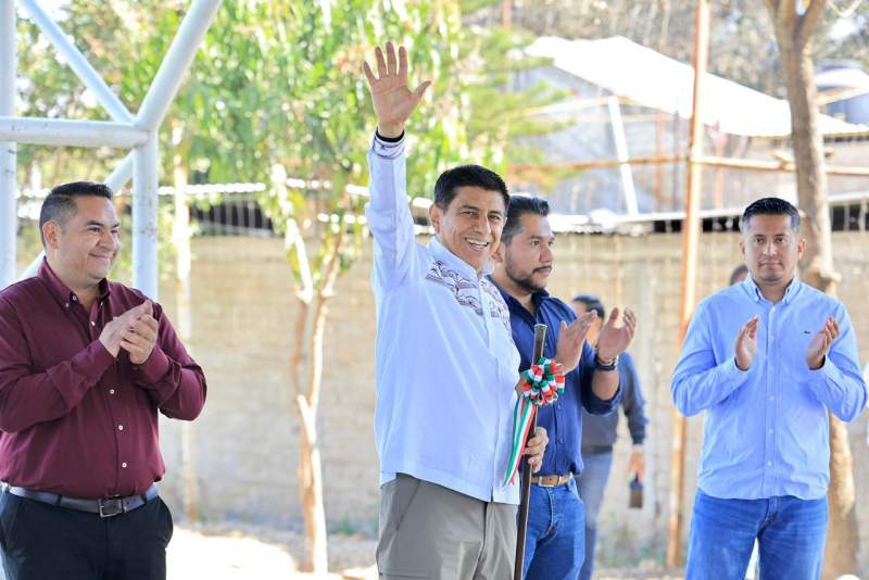 Compromiso cumplido, entrega Salomón Jara cancha de fútbol 7 en Telesecundaria de Ciénega de Zimatlán