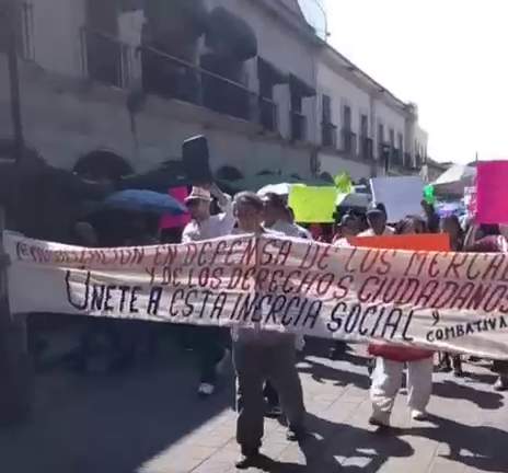 Marchan comerciantes en la Ciudad de Oaxaca contra la nueva Ley de Mercados