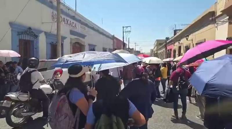 Marchan trabajadores del Hospital Civil en demanda de medicamentos e insumos