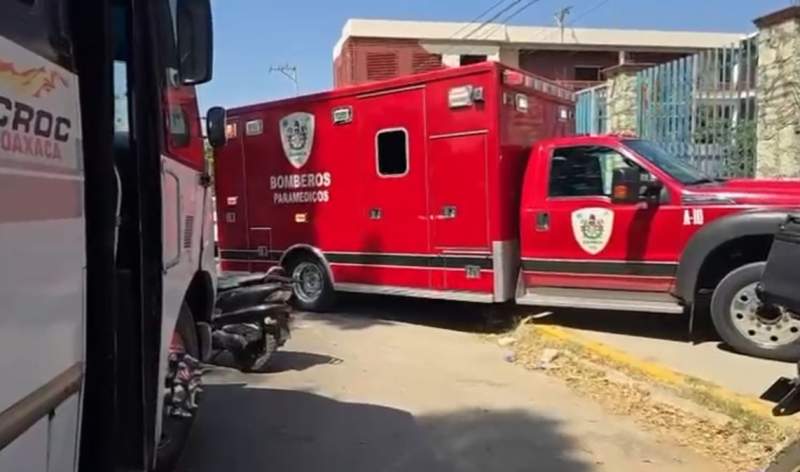 Motociclista derrapa al intentar rebasar un urbano de lado derecho