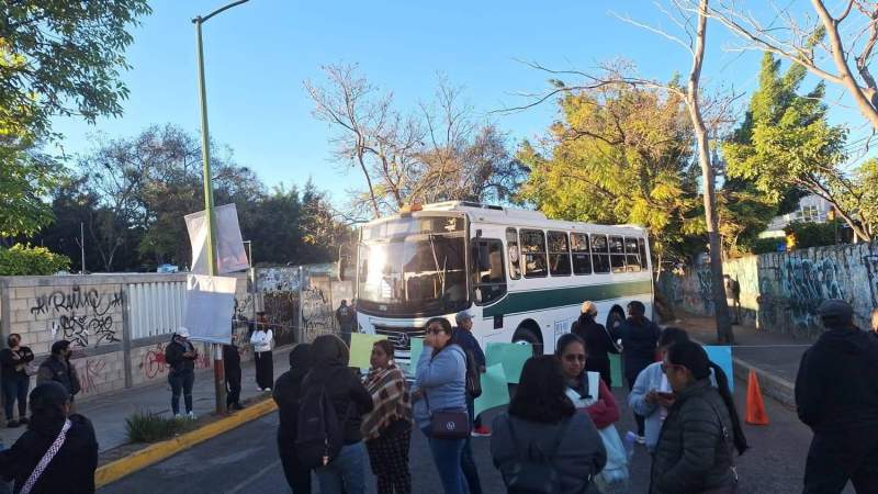 Padres de familia bloquean sobre avenida San Felipe